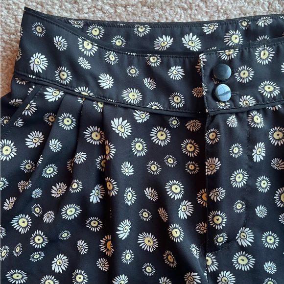 H&M floral shorts 🌻 size 4 - Picture 4 of 5